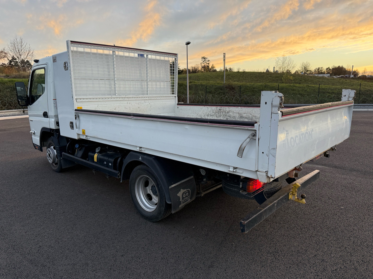 Mitsubishi Canter Fuso - 덤프 밴 : 사진 3 Mitsubishi Canter Fuso - 덤프 밴 : 사진 3