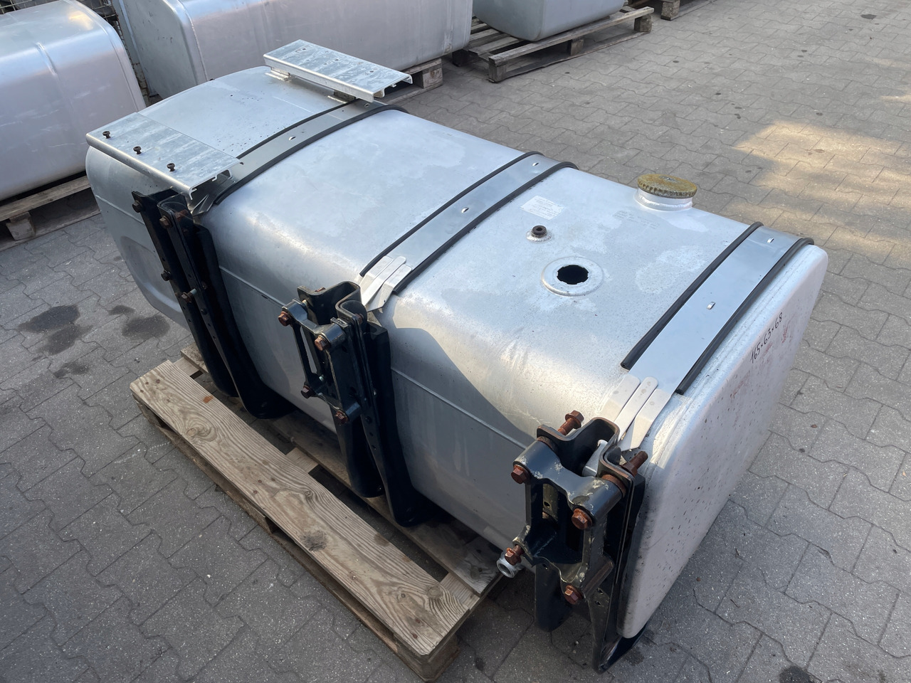 연료 탱크 트럭 용 ZBIORNIK PALIWA MAN TGA TGX TGS 590 L 81122015663 : 사진 7 연료 탱크 트럭 용 ZBIORNIK PALIWA MAN TGA TGX TGS 590 L 81122015663 : 사진 7