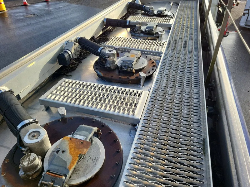 Mercedes-Benz Antos 1824 - 유조트럭 : 사진 4 Mercedes-Benz Antos 1824 - 유조트럭 : 사진 4