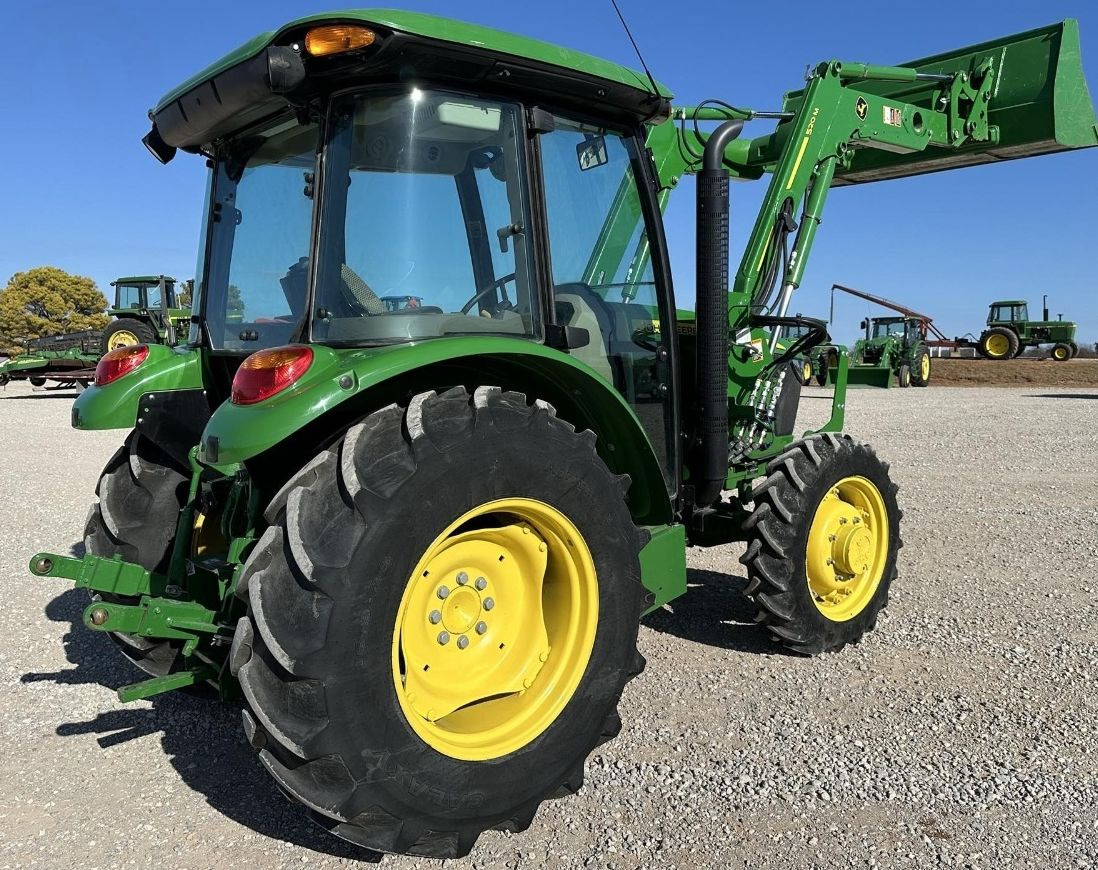 JOHN DEERE 5075E - 장궤형 트랙터 : 사진 2 JOHN DEERE 5075E - 장궤형 트랙터 : 사진 2