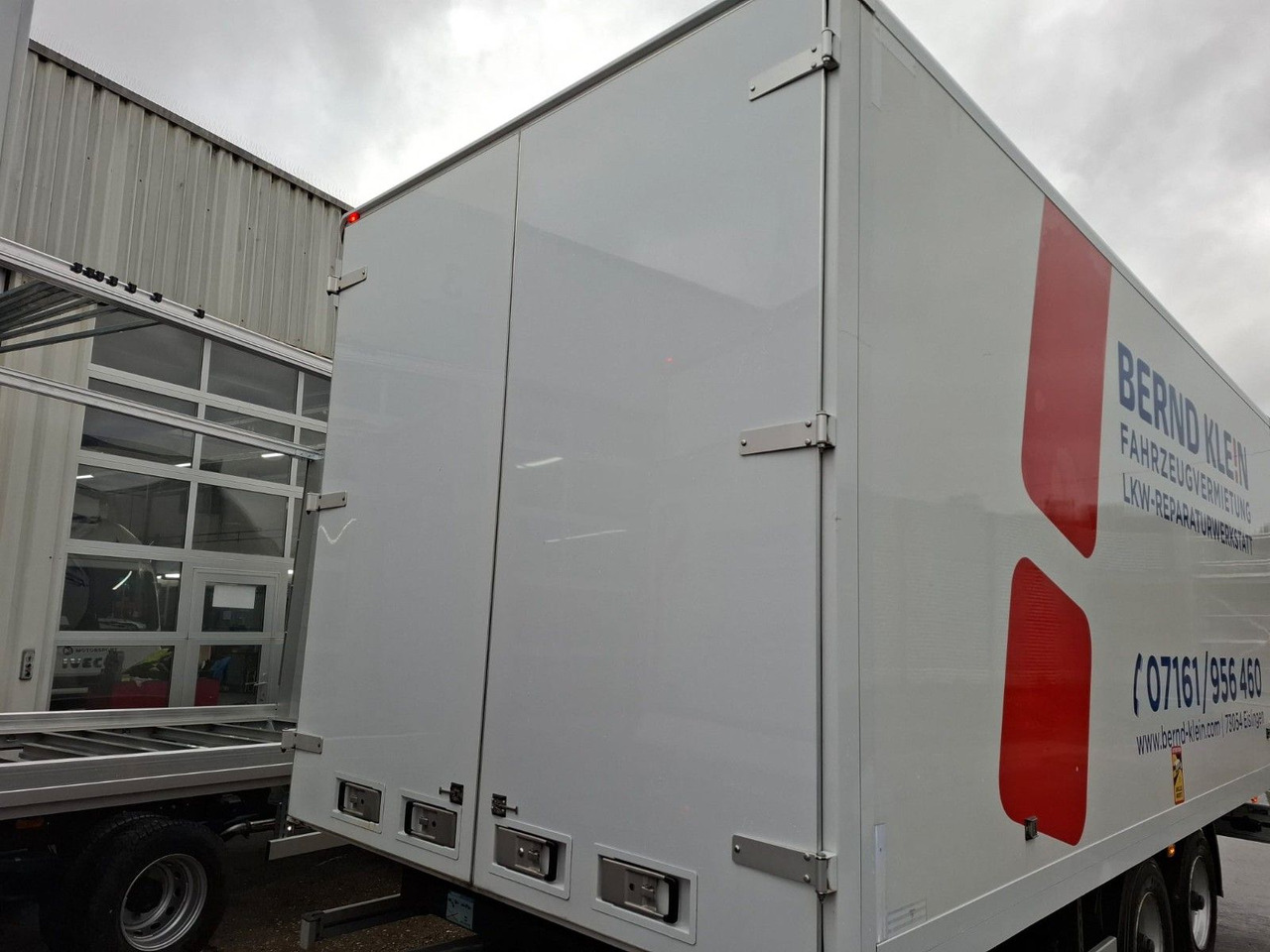 Fliegl TKF118 - 밀폐형 박스 트레일러 : 사진 4 Fliegl TKF118 - 밀폐형 박스 트레일러 : 사진 4