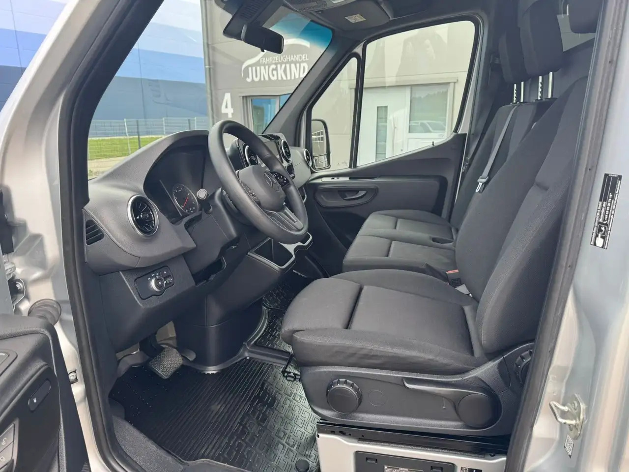 Mercedes-Benz Sprinter 317 CDI Flach Lang Silber Klima MBUX - 패널 밴 : 사진 4 Mercedes-Benz Sprinter 317 CDI Flach Lang Silber Klima MBUX - 패널 밴 : 사진 4