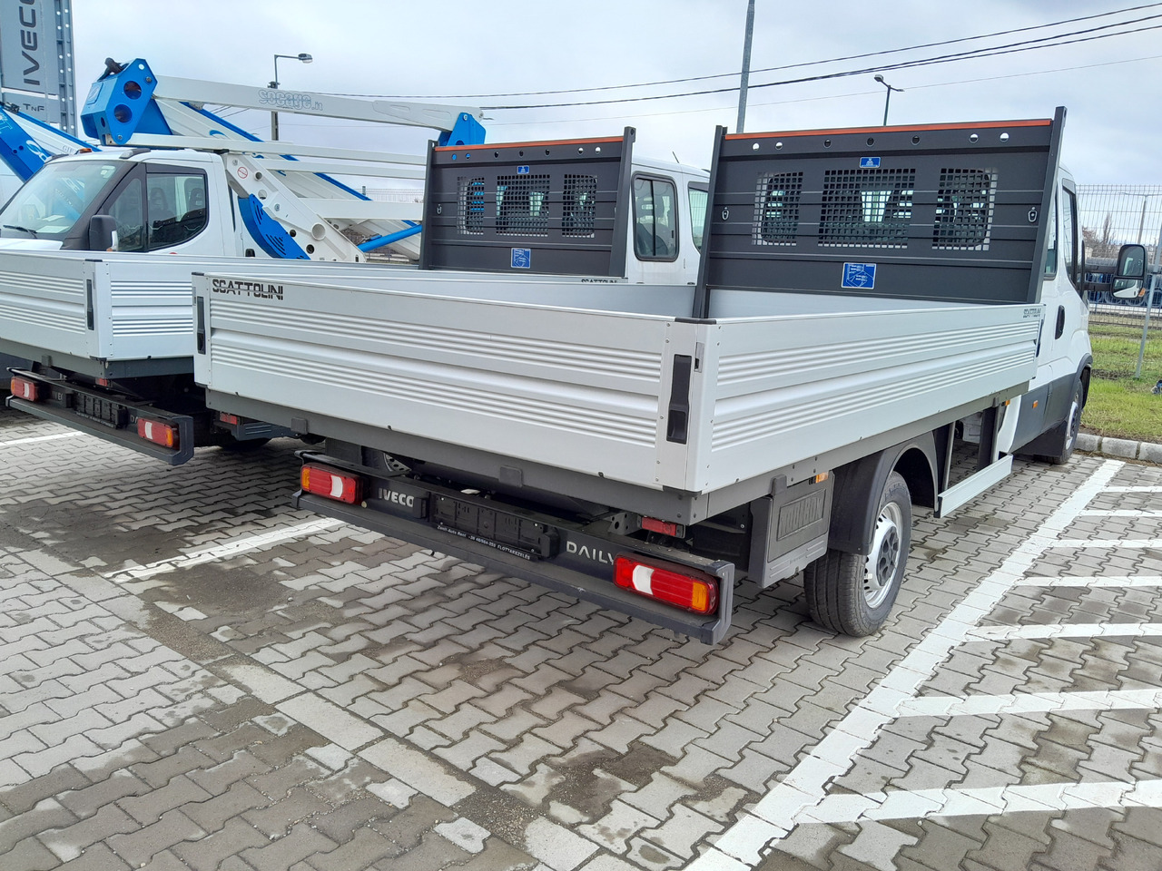 Iveco Daila 35 Daily C 18 H 3450 - 플랫베드 밴 : 사진 4 Iveco Daila 35 Daily C 18 H 3450 - 플랫베드 밴 : 사진 4