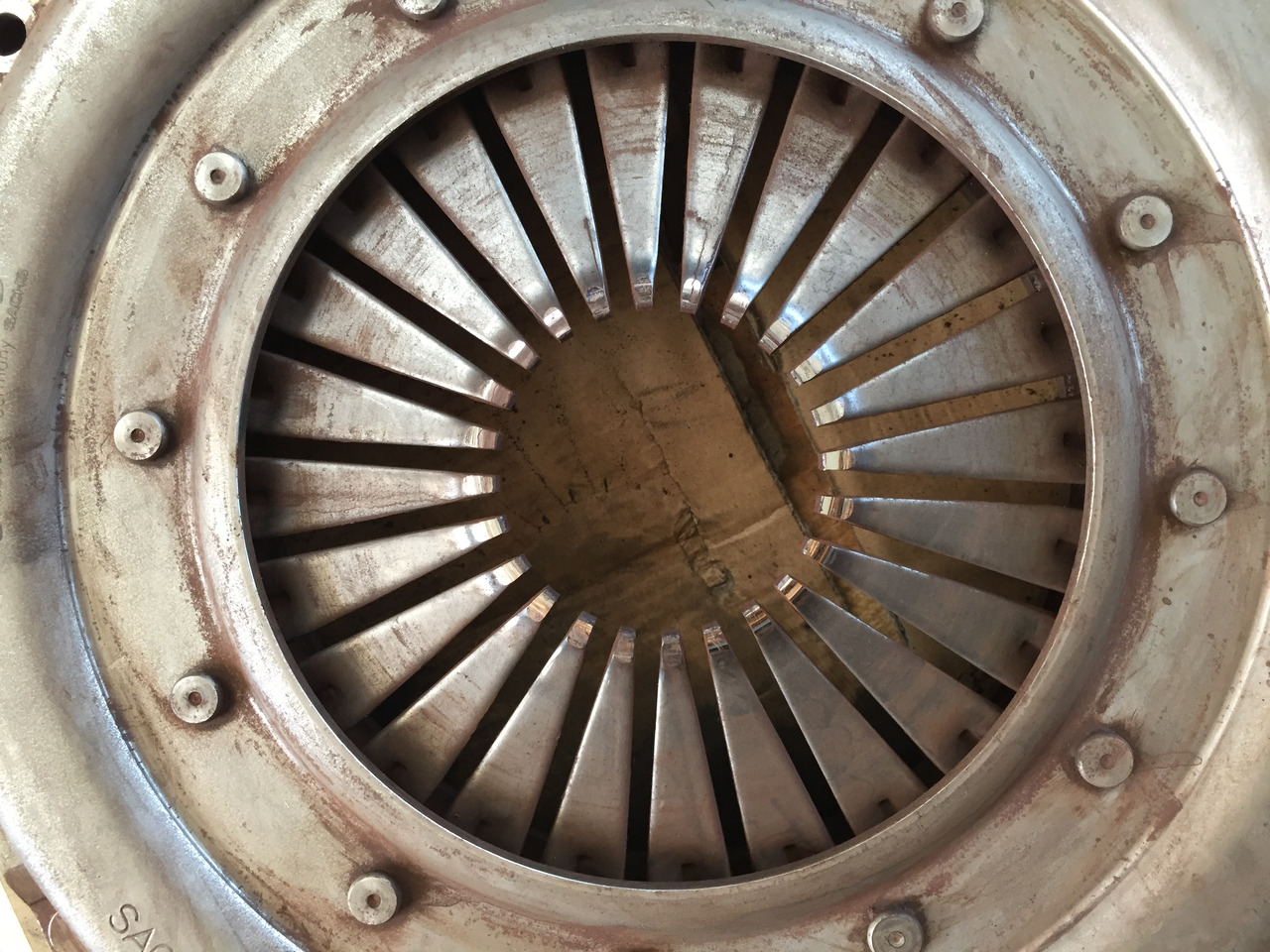 Gebrauchte Kupplungsdruckplatte MB Axor 1824, Motor Typ : OM 906 LA, Artikel - Nr. : A 007 250 15 04 - 클러치 커버 트럭 용 : 사진 1 Gebrauchte Kupplungsdruckplatte MB Axor 1824, Motor Typ : OM 906 LA, Artikel - Nr. : A 007 250 15 04 - 클러치 커버 트럭 용 : 사진 1