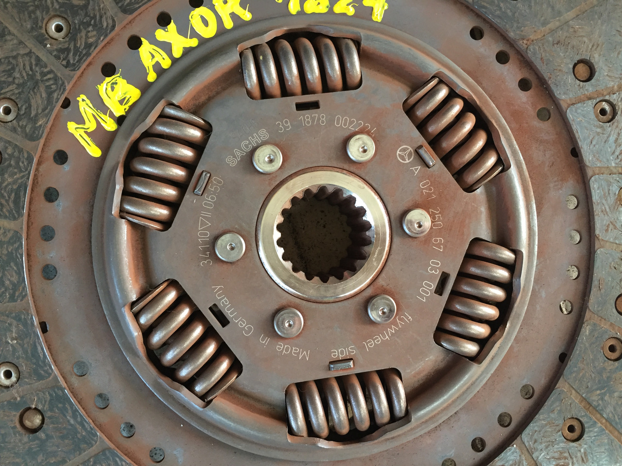 Gebrauchte Kupplungsscheibe MB Axor 1824, Motor Typ : OM 906 LA, Artikel - Nr. : A 021 250 67 03 - 클러치 디스크 트럭 용 : 사진 1 Gebrauchte Kupplungsscheibe MB Axor 1824, Motor Typ : OM 906 LA, Artikel - Nr. : A 021 250 67 03 - 클러치 디스크 트럭 용 : 사진 1