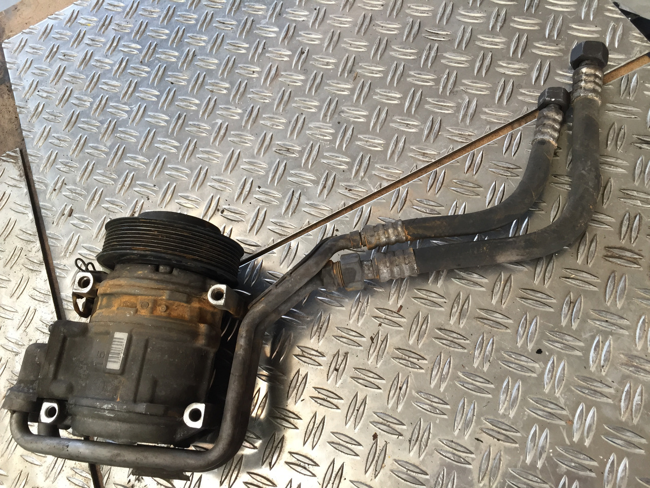 Gebrauchter Klimakompressor MB Axor 1824, Motor Typ : OM 906 LA, Artikel - Nr. : A 906 230 01 11 - 에어컨 트럭 용 : 사진 4 Gebrauchter Klimakompressor MB Axor 1824, Motor Typ : OM 906 LA, Artikel - Nr. : A 906 230 01 11 - 에어컨 트럭 용 : 사진 4