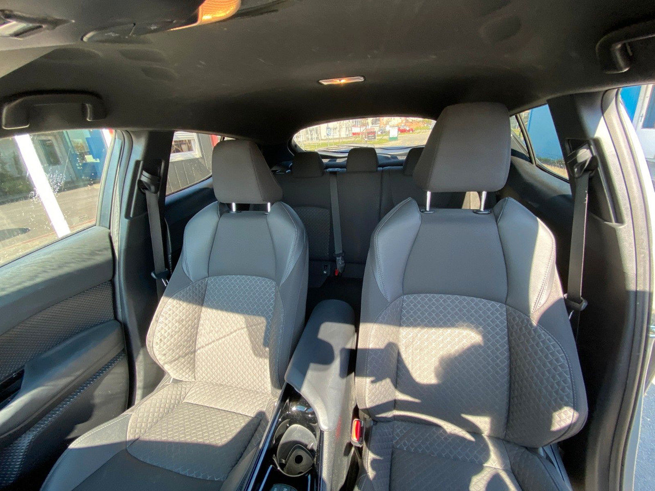 Toyota C-HR 1.8-l-VVTi Hybrid Flow - SUV : 사진 3 Toyota C-HR 1.8-l-VVTi Hybrid Flow - SUV : 사진 3