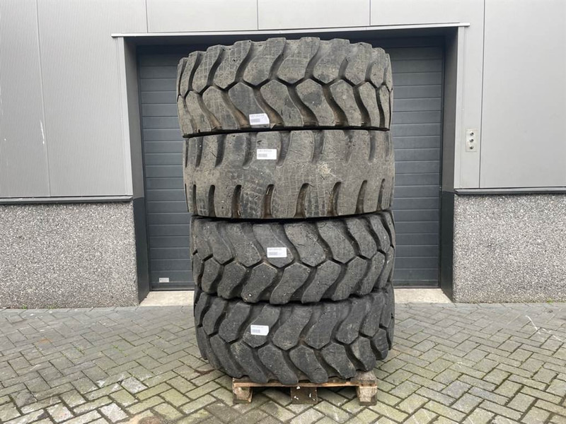 Claas CL956-Michelin 17.5R25-Tire/Reifen/Band - 휠 및 타이어 건설기계 용 : 사진 1 Claas CL956-Michelin 17.5R25-Tire/Reifen/Band - 휠 및 타이어 건설기계 용 : 사진 1
