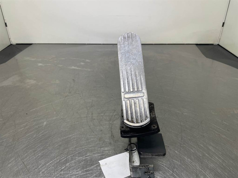 O & K L25.5 - Gas pedal/Fusspedal/Gaspedaal - 운전실 및 내부 건설기계 용 : 사진 4 O & K L25.5 - Gas pedal/Fusspedal/Gaspedaal - 운전실 및 내부 건설기계 용 : 사진 4