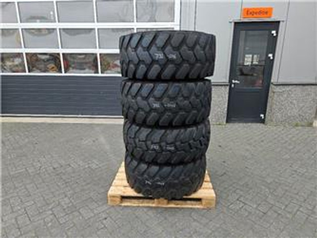 Schaeff SKL834-Firestone 405/70R18-Tire/Reifen/Band - 휠 및 타이어 건설기계 용 : 사진 1 Schaeff SKL834-Firestone 405/70R18-Tire/Reifen/Band - 휠 및 타이어 건설기계 용 : 사진 1