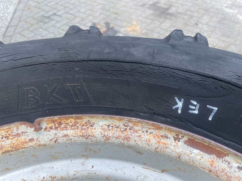 Schaeff SKS661-BKT 405/70-24 (16/70-24)-Tire/Reifen/Band - 휠 및 타이어 건설기계 용 : 사진 3 Schaeff SKS661-BKT 405/70-24 (16/70-24)-Tire/Reifen/Band - 휠 및 타이어 건설기계 용 : 사진 3