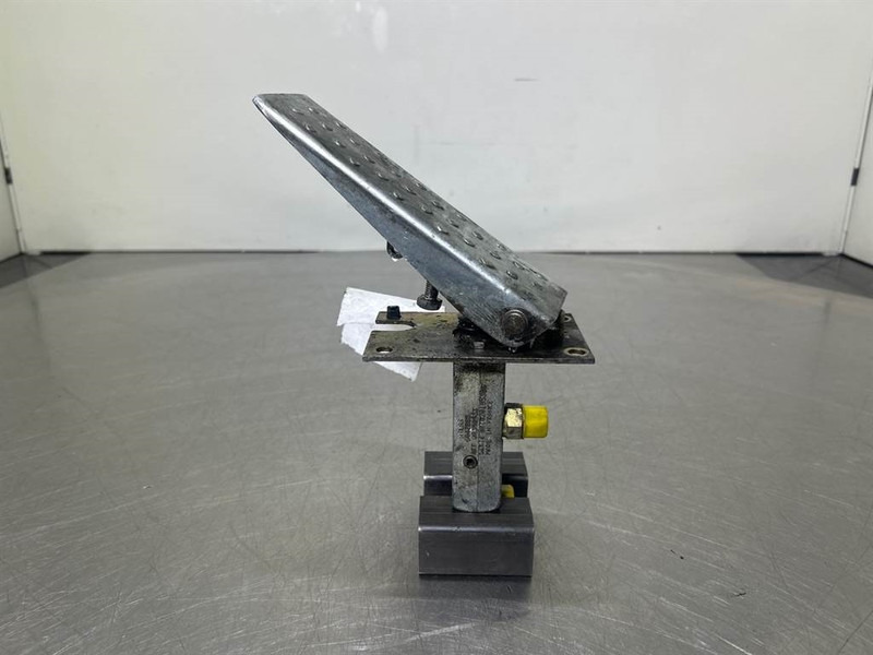 Terex TW150-Atlas 6049419/6047885-Gas pedal - 운전실 및 내부 건설기계 용 : 사진 2 Terex TW150-Atlas 6049419/6047885-Gas pedal - 운전실 및 내부 건설기계 용 : 사진 2