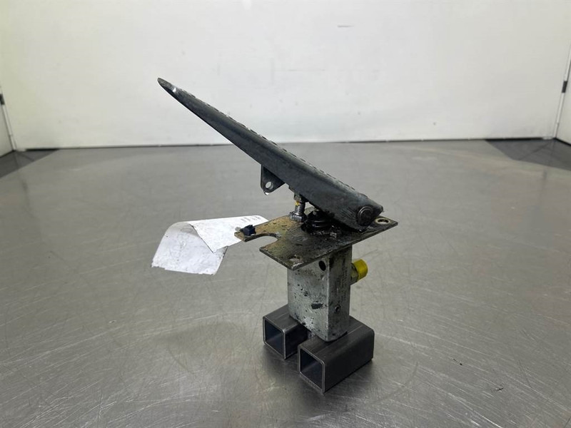 Terex TW150-Atlas 6049419/6047885-Gas pedal - 운전실 및 내부 건설기계 용 : 사진 3 Terex TW150-Atlas 6049419/6047885-Gas pedal - 운전실 및 내부 건설기계 용 : 사진 3