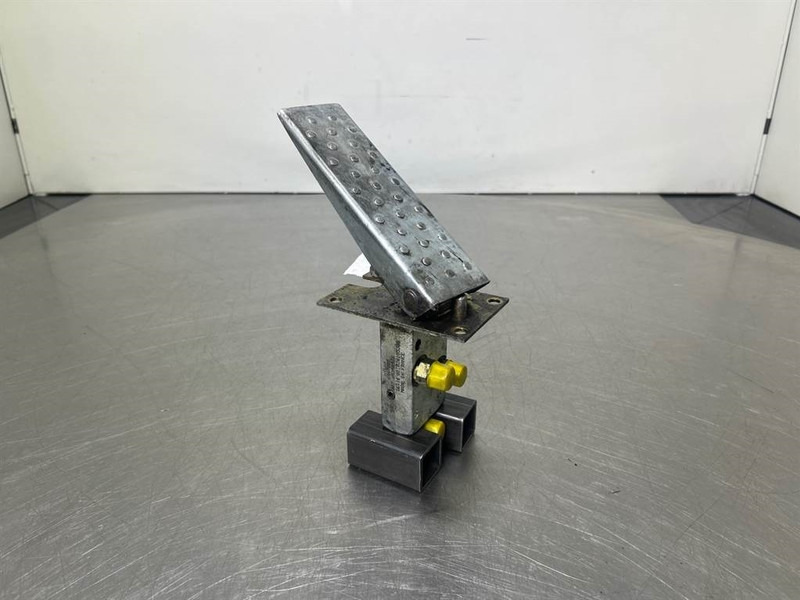 Terex TW150-Atlas 6049419/6047885-Gas pedal - 운전실 및 내부 건설기계 용 : 사진 1 Terex TW150-Atlas 6049419/6047885-Gas pedal - 운전실 및 내부 건설기계 용 : 사진 1