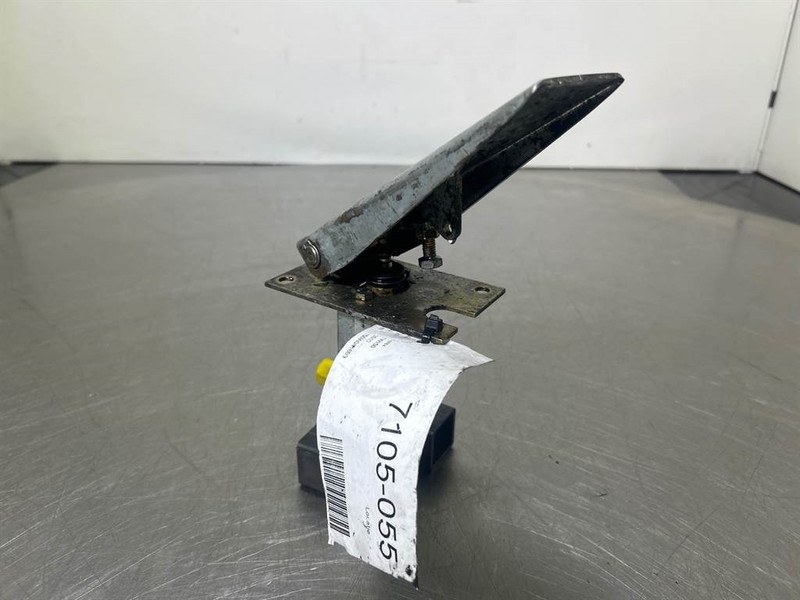 Terex TW150-Atlas 6049419/6047885-Gas pedal - 운전실 및 내부 건설기계 용 : 사진 4 Terex TW150-Atlas 6049419/6047885-Gas pedal - 운전실 및 내부 건설기계 용 : 사진 4