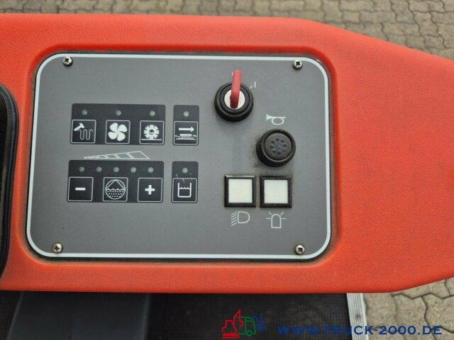 Hako Hakomatic B1100 Kehr- Nass- Scheuersaugmaschine - 거리 청소 차량 : 사진 5 Hako Hakomatic B1100 Kehr- Nass- Scheuersaugmaschine - 거리 청소 차량 : 사진 5