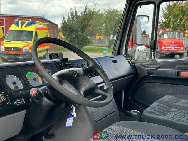 Interior photo 1: 박스 밴 Mercedes-Benz 816 Vario Koffer Ladebordwand BÄR 1.000Kg 3Sitze
