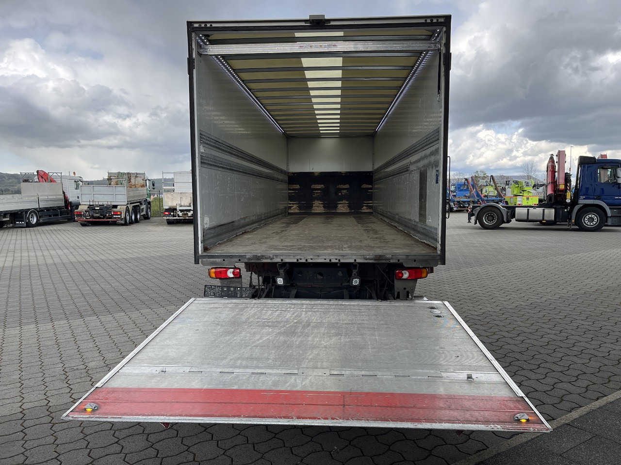 Iveco 120E25 Eurocargo 4x2 Koffer | Ladebordwand - 박스 트럭 : 사진 2 Iveco 120E25 Eurocargo 4x2 Koffer | Ladebordwand - 박스 트럭 : 사진 2