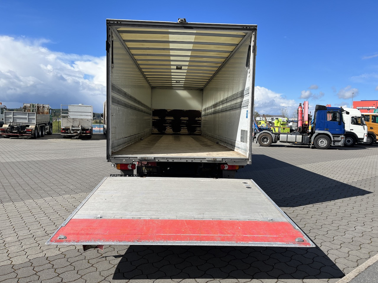 Iveco 120E25 Eurocargo 4x2 Koffer | Ladebordwand - 박스 트럭 : 사진 2 Iveco 120E25 Eurocargo 4x2 Koffer | Ladebordwand - 박스 트럭 : 사진 2