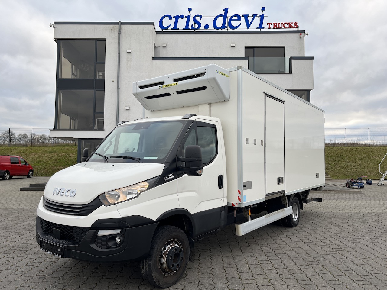 Iveco 70C18 Daily Tiefkühlkoffer mit Ladebordwand - 냉동 밴 : 사진 1 Iveco 70C18 Daily Tiefkühlkoffer mit Ladebordwand - 냉동 밴 : 사진 1