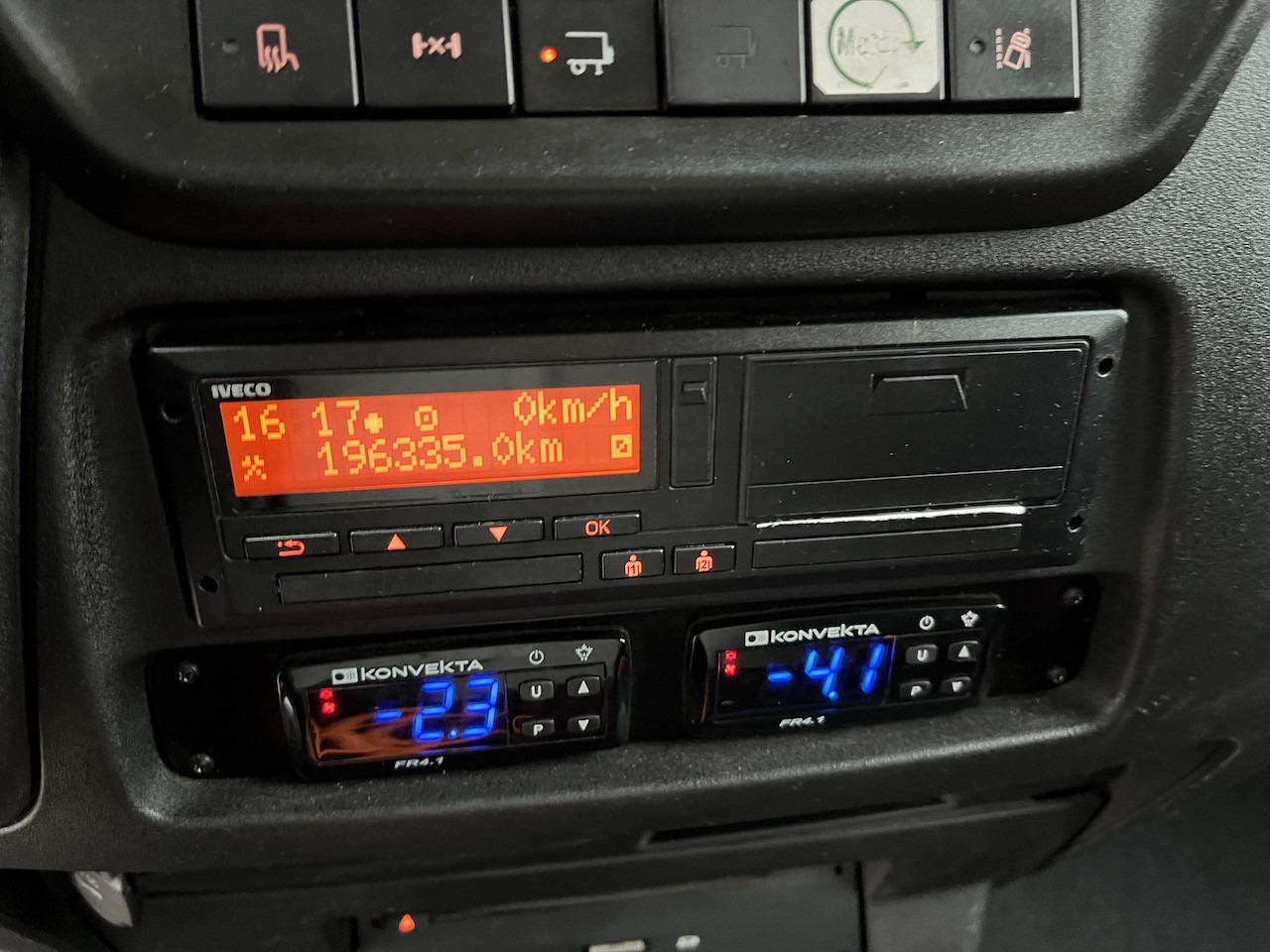 Iveco 70C18 Daily Tiefkühlkoffer mit Ladebordwand - 냉동 밴 : 사진 2 Iveco 70C18 Daily Tiefkühlkoffer mit Ladebordwand - 냉동 밴 : 사진 2