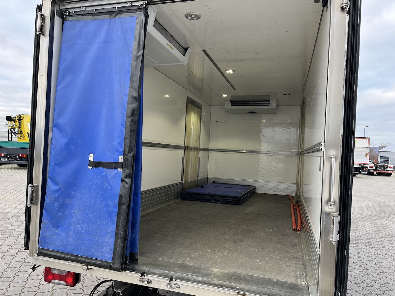 Iveco 70C18 Daily Tiefkühlkoffer mit Ladebordwand - 냉동 밴 : 사진 5 Iveco 70C18 Daily Tiefkühlkoffer mit Ladebordwand - 냉동 밴 : 사진 5