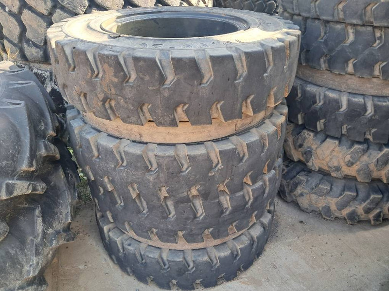 Trelleborg Excavator 10.00-20 SOLID (8 tyres) - 휠 및 타이어 건설기계 용 : 사진 1 Trelleborg Excavator 10.00-20 SOLID (8 tyres) - 휠 및 타이어 건설기계 용 : 사진 1