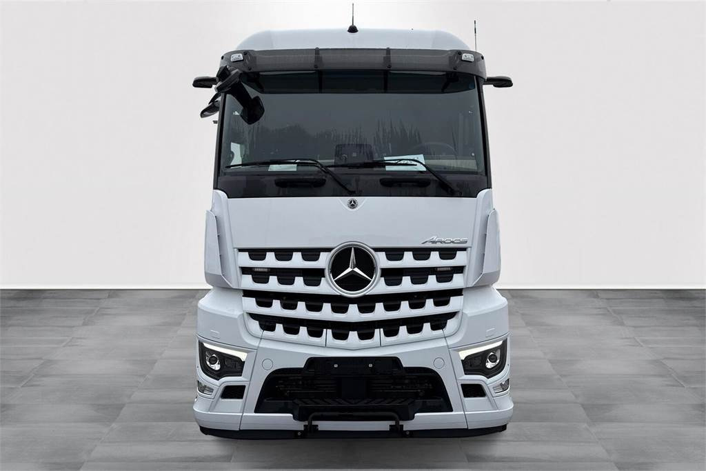 Mercedes-Benz AROCS 3253 8x4 Koukkuauto - 후크 리프트 트럭 : 사진 2 Mercedes-Benz AROCS 3253 8x4 Koukkuauto - 후크 리프트 트럭 : 사진 2