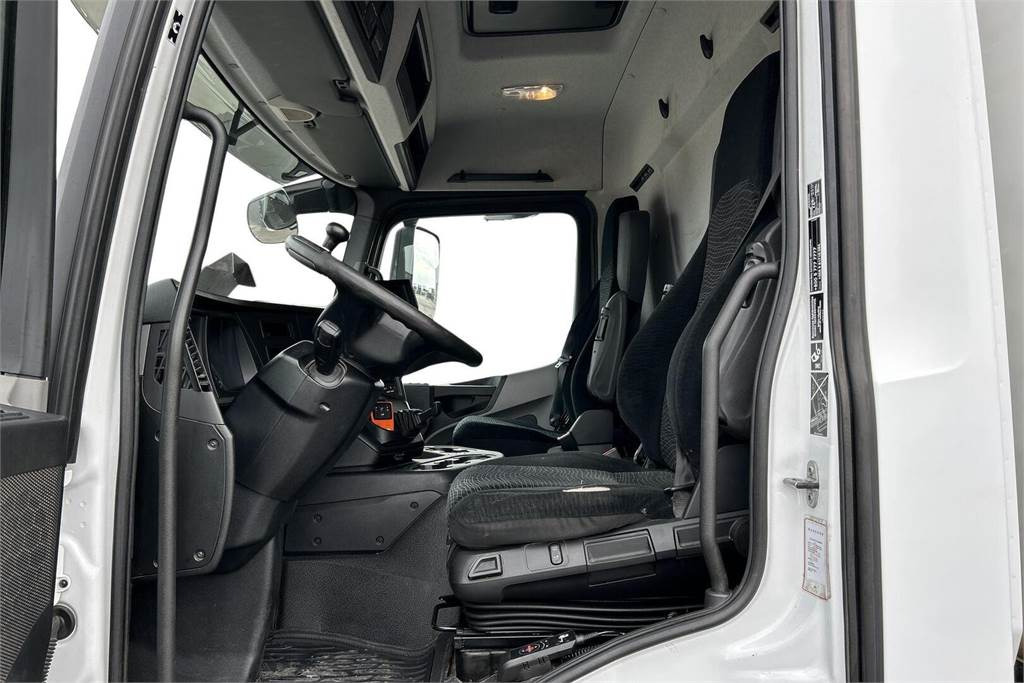 Interior photo 1: 박스 트럭 Mercedes-Benz Antos 1827 L/4x2 KSA-UMPIKORI+pL-NOSTIN