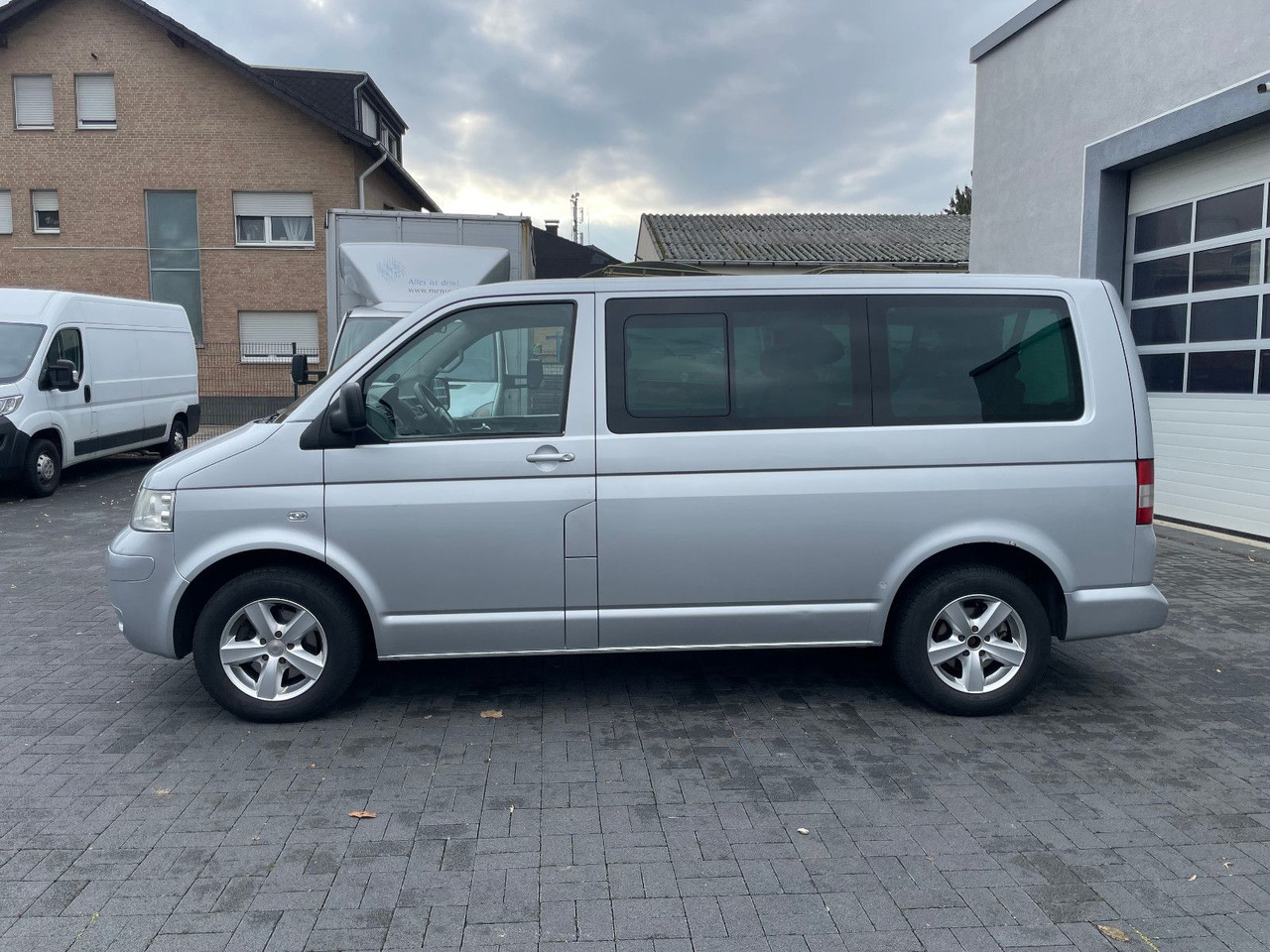 리스  Volkswagen T5 2.5 TDi Caravelle 4Motion 8-Sitzer Volkswagen T5 2.5 TDi Caravelle 4Motion 8-Sitzer : 사진 8