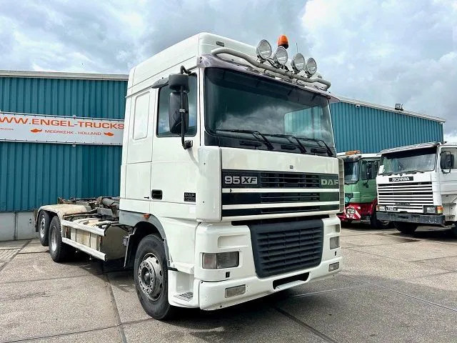 DAF 95.480 XF SPACECAB 6x2 WITH HOOK-ARM SYSTEM (EURO 3 / ZF16 MANUAL GEARBOX / ZF-INTARDER / STEEL-/AIR SUSPENSION / AIRCONDITIONIN - 후크 리프트 트럭 : 사진 2 DAF 95.480 XF SPACECAB 6x2 WITH HOOK-ARM SYSTEM (EURO 3 / ZF16 MANUAL GEARBOX / ZF-INTARDER / STEEL-/AIR SUSPENSION / AIRCONDITIONIN - 후크 리프트 트럭 : 사진 2