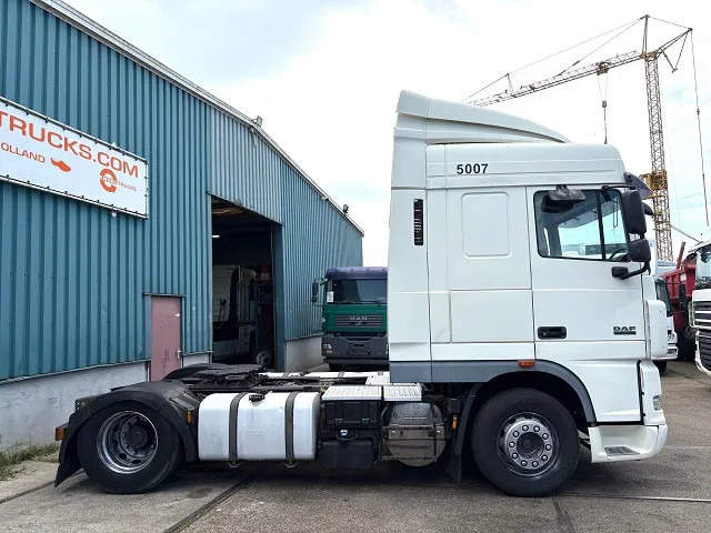 DAF XF 105.460 SPACECAB (4 IDENTICAL UNITS AVAILBLE) (ZF16 MANUAL GEARBOX / MX-BRAKE / 870+430 LITER TANK / FRIDGE / AIRCONDITIONING - 트랙터 유닛 : 사진 4 DAF XF 105.460 SPACECAB (4 IDENTICAL UNITS AVAILBLE) (ZF16 MANUAL GEARBOX / MX-BRAKE / 870+430 LITER TANK / FRIDGE / AIRCONDITIONING - 트랙터 유닛 : 사진 4