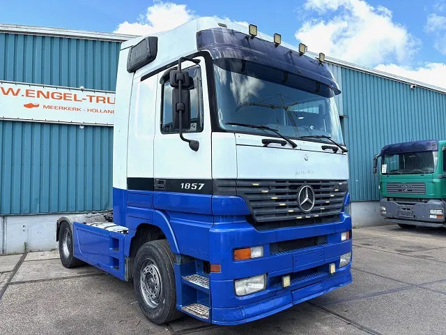 Mercedes-Benz Actros 1857 LS (MP1) MEGASPACE (EPS WITH CLUTCH (3-PEDALS) / RETARDER / REDUCTION AXLE / AIRCONDITIONING) - 트랙터 유닛 : 사진 2 Mercedes-Benz Actros 1857 LS (MP1) MEGASPACE (EPS WITH CLUTCH (3-PEDALS) / RETARDER / REDUCTION AXLE / AIRCONDITIONING) - 트랙터 유닛 : 사진 2