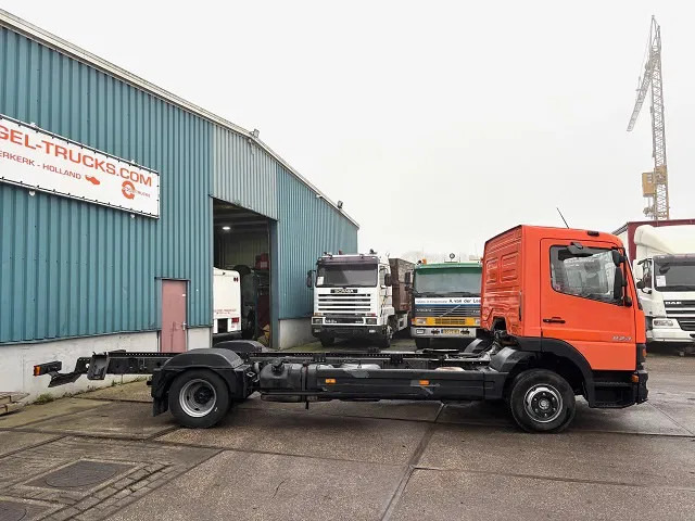 Mercedes-Benz Atego 823L DAY CAB (6-CILINDER) 4x2 CHASSIS (MANUAL GEARBOX / SPER DIFFERENTIAL / 6-CILINDER ENGINE) - 캡 새시 트럭 : 사진 4 Mercedes-Benz Atego 823L DAY CAB (6-CILINDER) 4x2 CHASSIS (MANUAL GEARBOX / SPER DIFFERENTIAL / 6-CILINDER ENGINE) - 캡 새시 트럭 : 사진 4