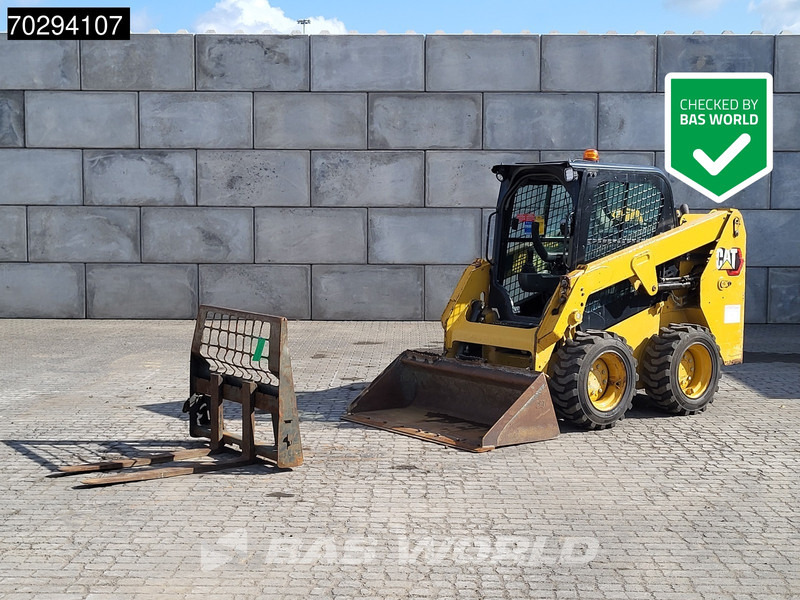 Caterpillar 226 D3 BUCKET + FORKS - 스키드 스티어 로더 : 사진 1 Caterpillar 226 D3 BUCKET + FORKS - 스키드 스티어 로더 : 사진 1
