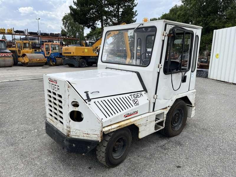 TAYLOR-DUNN TC-40 - 장궤형 트랙터 : 사진 2 TAYLOR-DUNN TC-40 - 장궤형 트랙터 : 사진 2