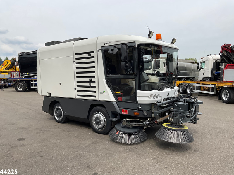 Ravo 540 with 3-rd brush - 거리 청소 차량 : 사진 5 Ravo 540 with 3-rd brush - 거리 청소 차량 : 사진 5