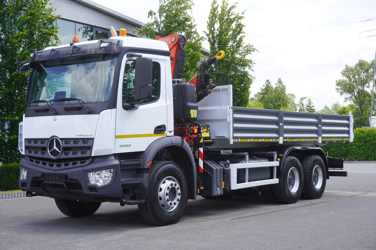MERCEDES-BENZ AROCS 2633 6x4 / 5.5 T crane FASSI F135 / Tipper 15 EPAL - 덤프트럭, 크레인 트럭 : 사진 2 MERCEDES-BENZ AROCS 2633 6x4 / 5.5 T crane FASSI F135 / Tipper 15 EPAL - 덤프트럭, 크레인 트럭 : 사진 2