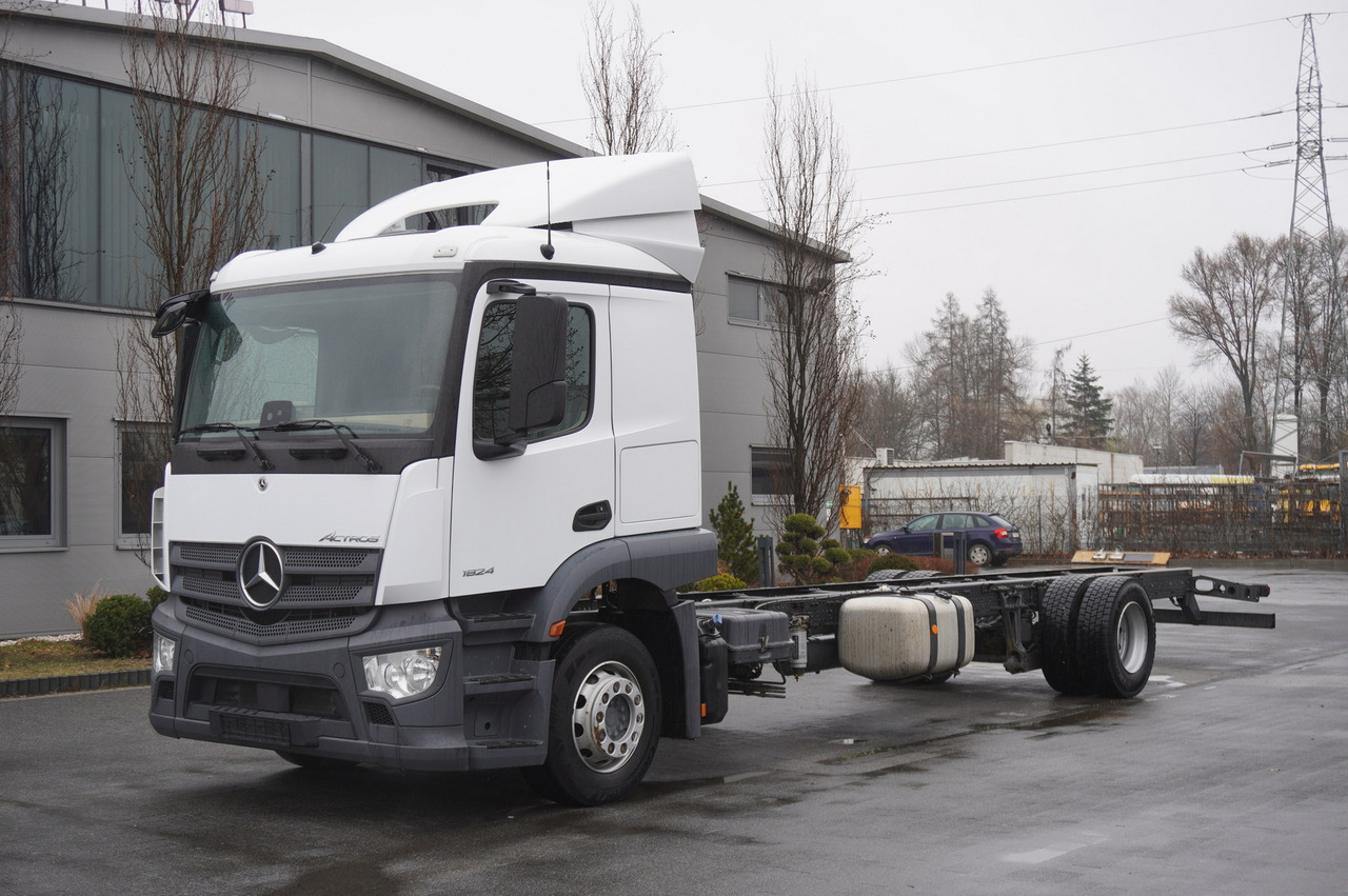 MERCEDES-BENZ Actros 1824 / 9.1 m chassis / sleeping cabin - 캡 새시 트럭 : 사진 1 MERCEDES-BENZ Actros 1824 / 9.1 m chassis / sleeping cabin - 캡 새시 트럭 : 사진 1