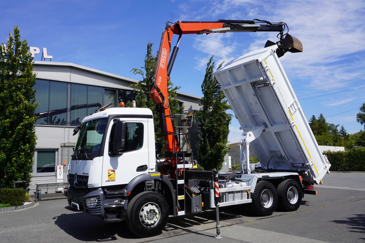 MERCEDES-BENZ Arocs 2636 / 6x4 / HDS Fassi / 3-Way Tipper / Bortmatic - 덤프트럭, 크레인 트럭 : 사진 1 MERCEDES-BENZ Arocs 2636 / 6x4 / HDS Fassi / 3-Way Tipper / Bortmatic - 덤프트럭, 크레인 트럭 : 사진 1