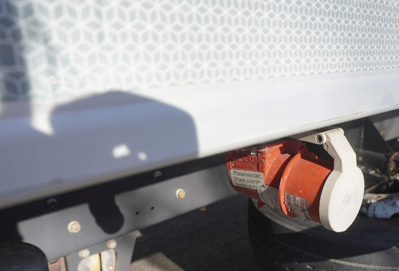 냉동탑차 RENAULT D19 Wide 4x2 E6 / Lamberet 22 EPAL refrigerator / Multitemperature / Carrier Supra 1250 MT : 사진 9 냉동탑차 RENAULT D19 Wide 4x2 E6 / Lamberet 22 EPAL refrigerator / Multitemperature / Carrier Supra 1250 MT : 사진 9