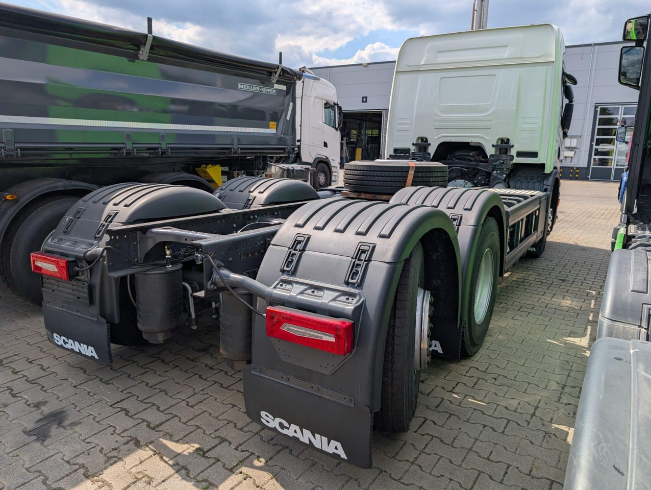 SCANIA P 340 B6x2*4NA / chassis frame / steering axle / CNG / large cab / 8 units - 쓰레기차 : 사진 3 SCANIA P 340 B6x2*4NA / chassis frame / steering axle / CNG / large cab / 8 units - 쓰레기차 : 사진 3