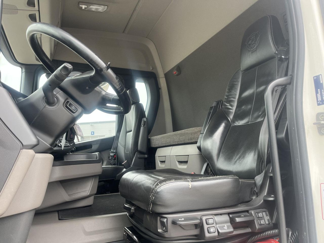 리스 SCANIA R560 B8x4*4 / Chassis / sleeper cab / Power take-off SCANIA R560 B8x4*4 / Chassis / sleeper cab / Power take-off : 사진 7 리스 SCANIA R560 B8x4*4 / Chassis / sleeper cab / Power take-off SCANIA R560 B8x4*4 / Chassis / sleeper cab / Power take-off : 사진 7