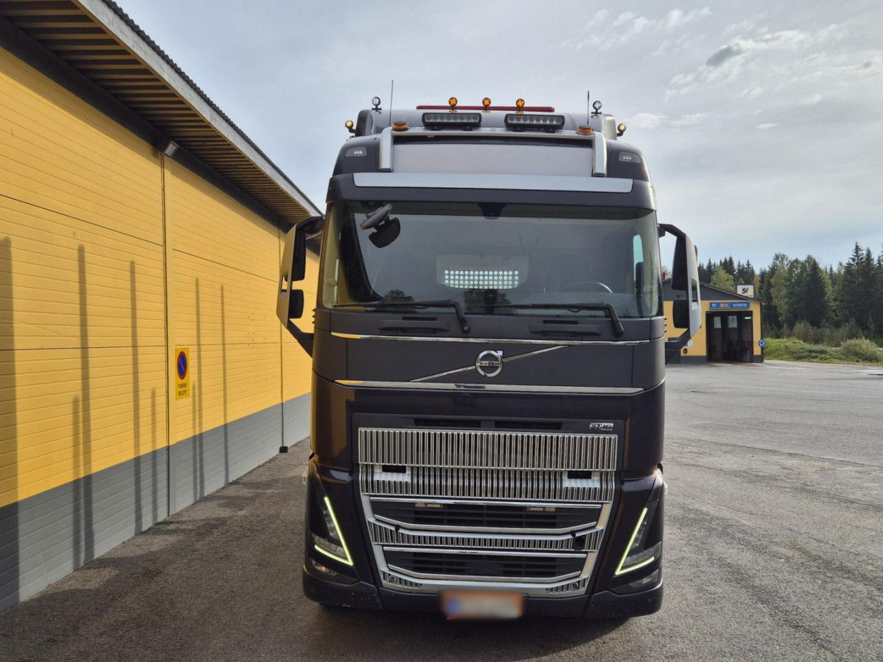 VOLVO FH 750 8x4 / 2 lifted axles / timber truck - 캡 새시 트럭 : 사진 5 VOLVO FH 750 8x4 / 2 lifted axles / timber truck - 캡 새시 트럭 : 사진 5
