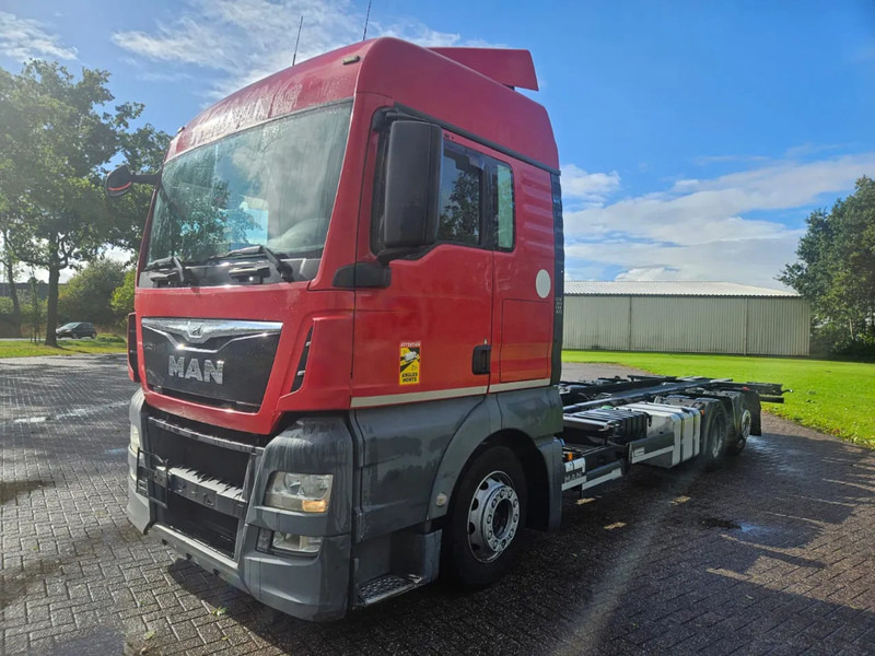MAN TGX 24.400 6X2 BDF Euro 6 Kooiaap aansluiting - 컨테이너 운반 장치/ 스와프 보디 트럭 : 사진 1 MAN TGX 24.400 6X2 BDF Euro 6 Kooiaap aansluiting - 컨테이너 운반 장치/ 스와프 보디 트럭 : 사진 1