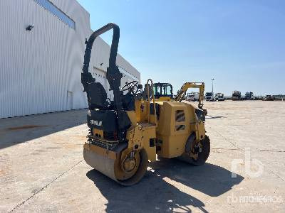 CAT CB24 Compacteur Vibrant Tandem - 로드 롤러 : 사진 3 CAT CB24 Compacteur Vibrant Tandem - 로드 롤러 : 사진 3