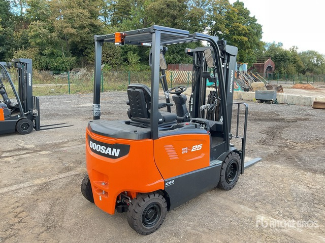 2023 Doosan B25X-7 PLUS 2500 kg Electric Forklift - 전기 지게차 : 사진 4 2023 Doosan B25X-7 PLUS 2500 kg Electric Forklift - 전기 지게차 : 사진 4