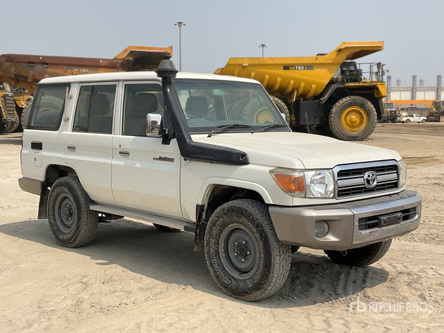 2011 Toyota Land Cruiser LX 76R 4x4 SUV - SUV : 사진 2 2011 Toyota Land Cruiser LX 76R 4x4 SUV - SUV : 사진 2