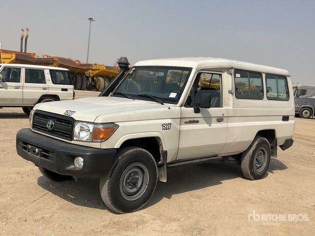 2013 Toyota Land Cruiser 78L 4x4 SUV - SUV : 사진 2 2013 Toyota Land Cruiser 78L 4x4 SUV - SUV : 사진 2