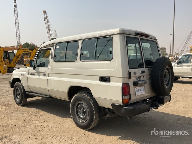 2013 Toyota Land Cruiser 78L 4x4 SUV - SUV : 사진 4 2013 Toyota Land Cruiser 78L 4x4 SUV - SUV : 사진 4